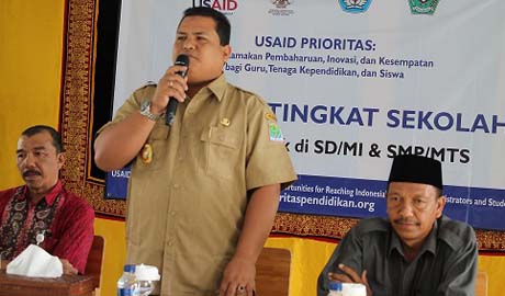 Wakil Bupati Aceh Jaya Tgk Maulidi didampingi kakankemenag H.M. Daud Pakeh (kanan) dan Mukhlis Hamid 