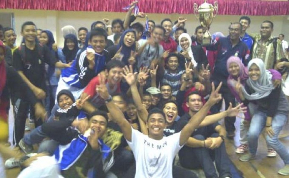 PEANGGAR Aceh foto bersama usai menjadi juara umum dalam Kejuaraan Nasional (Kejurnas) Anggar Antar-PPLP dan Pelajar Se-Indonesia Tahun 2013 yang berakhir Minggu (8/12), di Gedung Hall Serba Guna Harapan Bangsa, Lhong Raya, Banda Aceh. SERAMBI/MUHAMMAD HADI 