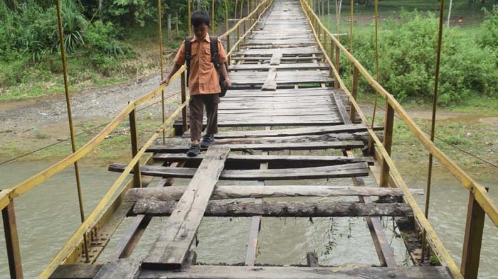 Guru Rela Jadi Tukang Jembatan Demi Keselamatan Siswa
