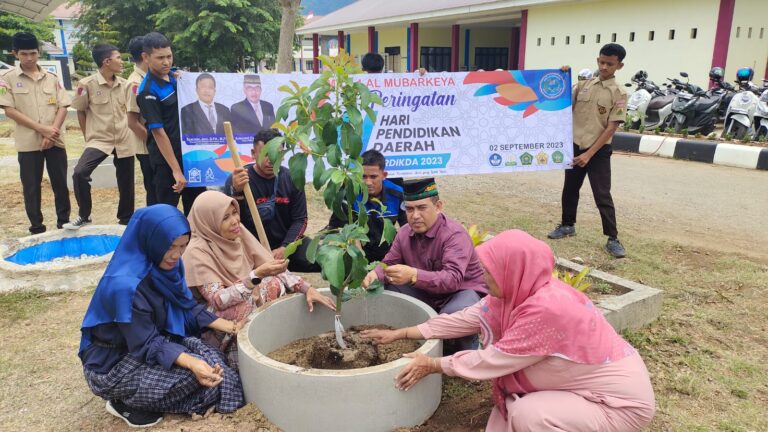 SMKN 1 Al Mubarkeya Rayakan Hardikda Provinsi Aceh ke-64 dengan Penanaman Pohon